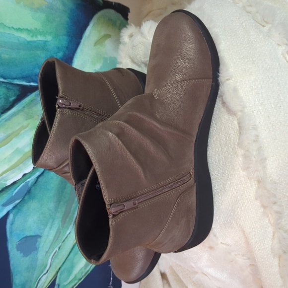 Women's Kora Bootie by Clarks SZ 8 1/2 - Picture 3 of 7